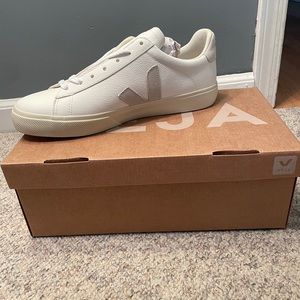 Veja Campo Chromefree Extra White Natural Suede